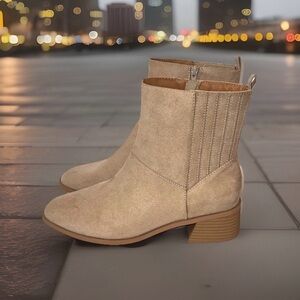 Universal Thread Women's Taupe/Beige Memory Foam Insole Ankle Boots Size 11 NWT